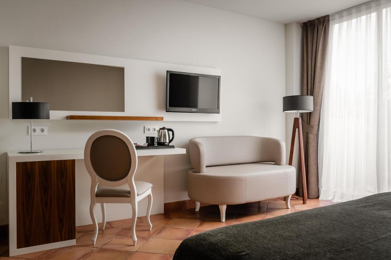 Hotel Torremirona Golf & Spa Navata Luaran gambar