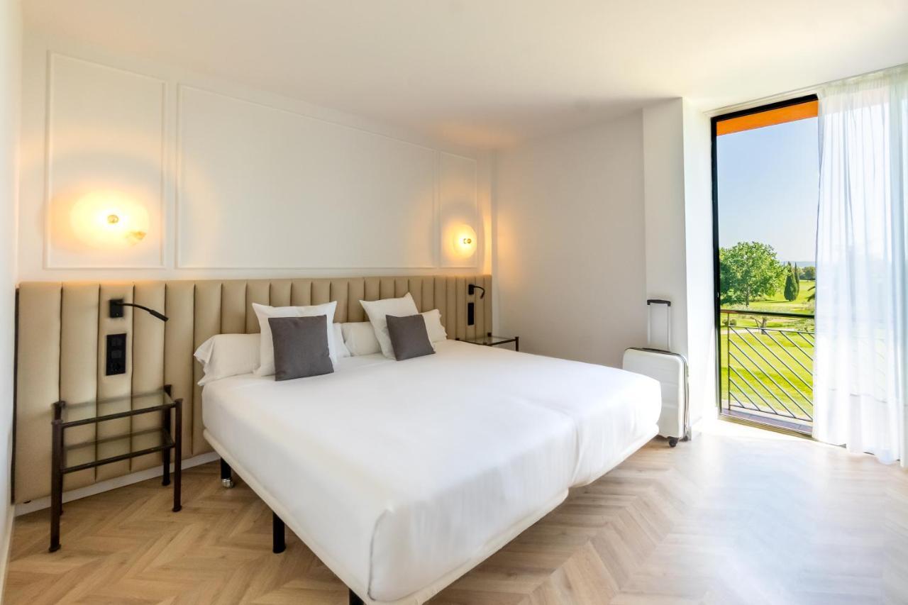 Hotel Torremirona Golf & Spa Navata Luaran gambar